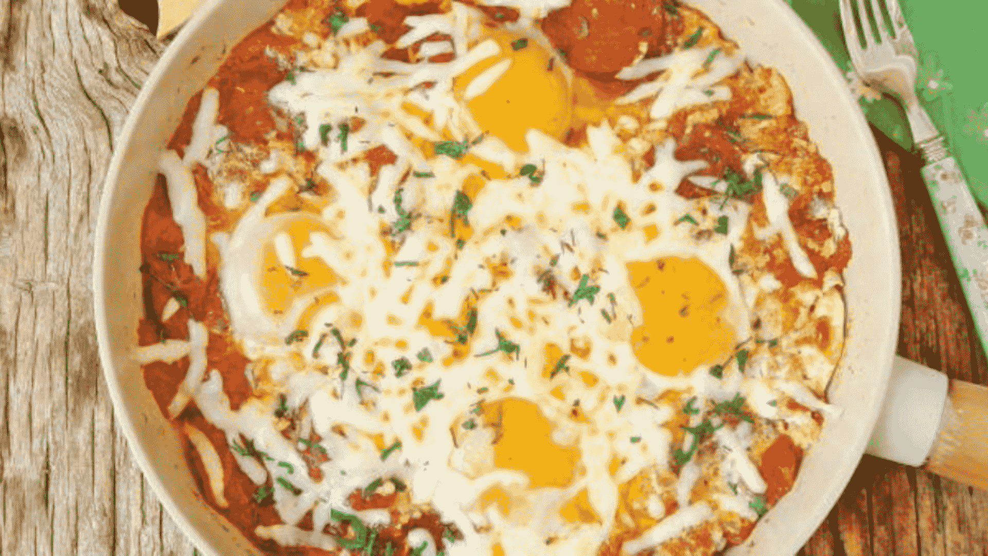 Sahanda Sucuklu Kaşarlı Yumurta